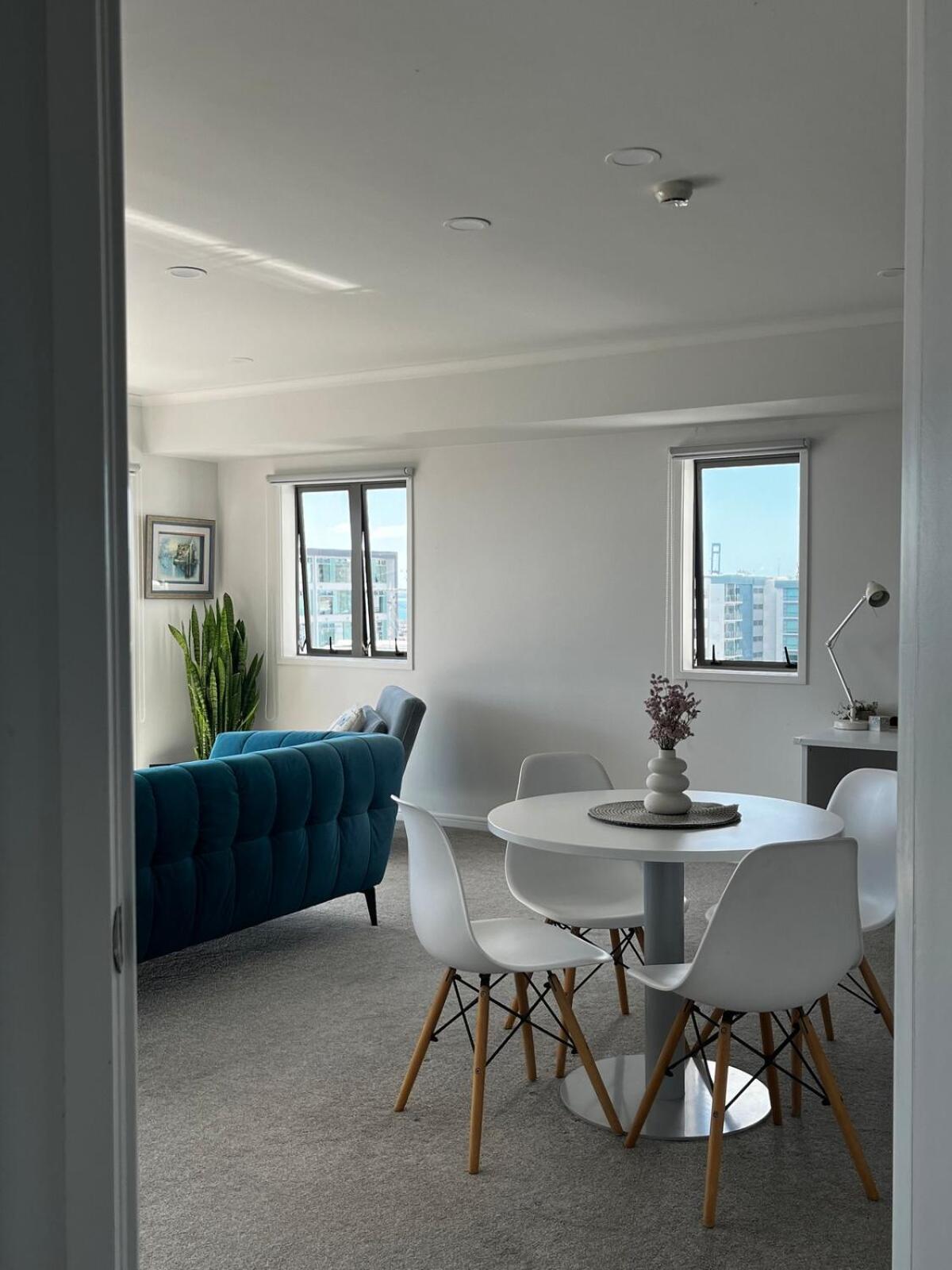 Spacious Apartment At Unbeatable Location With Breathtaking Views And Free Parking *