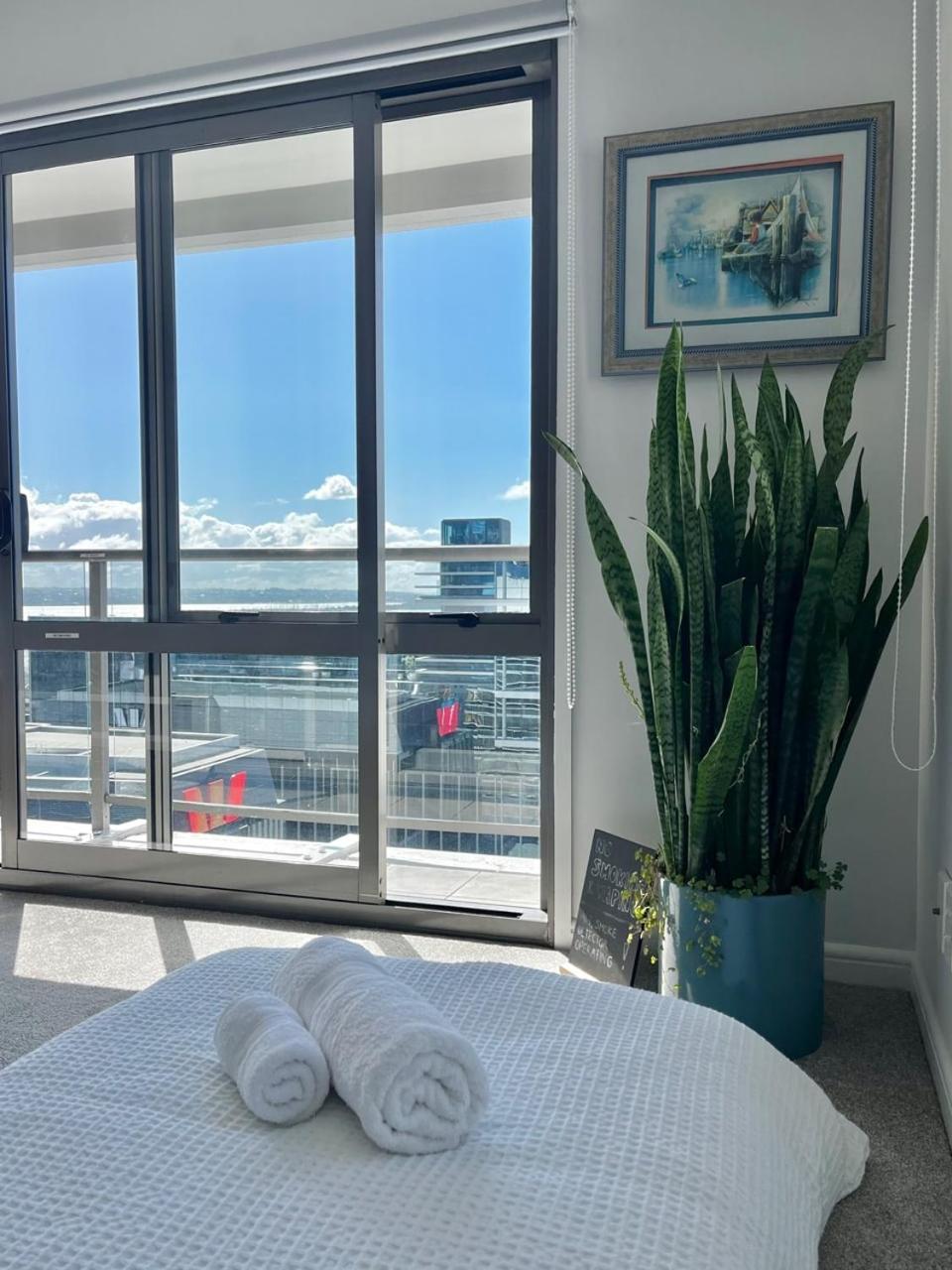 Spacious Apartment At Unbeatable Location With Breathtaking Views And Free Parking Auckland