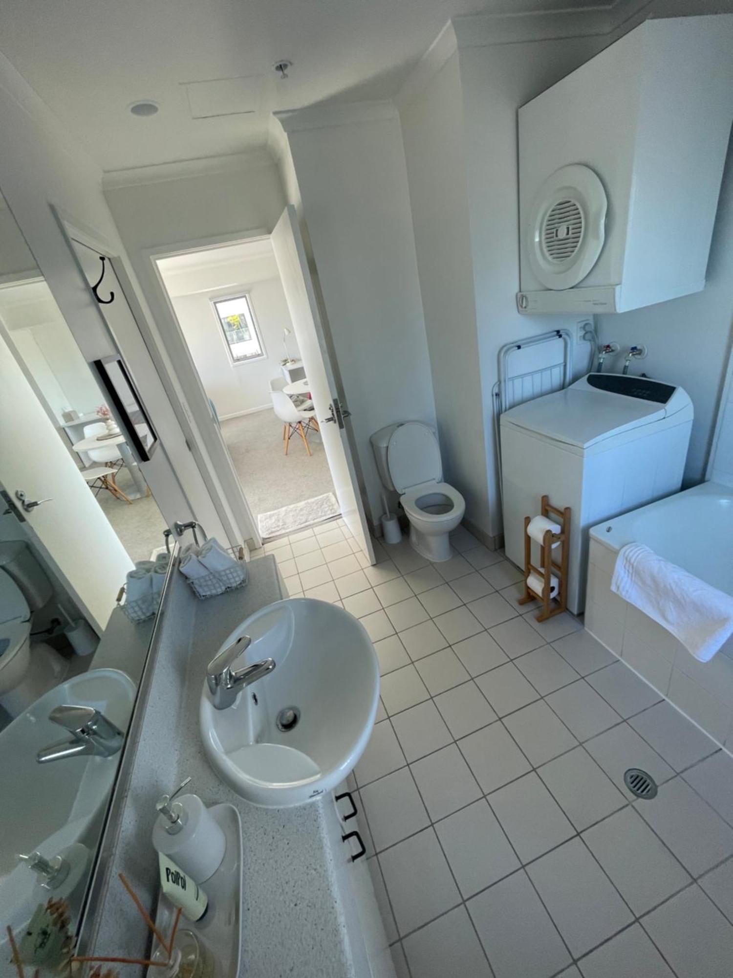 Spacious Apartment At Unbeatable Location With Breathtaking Views And Free Parking *